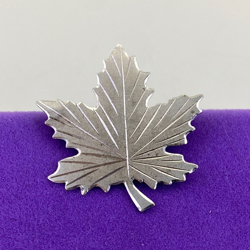 💛 Vintage Sterling Silver Maple Leaf Brooch | Etched Silver Leaf Pin | Canadian